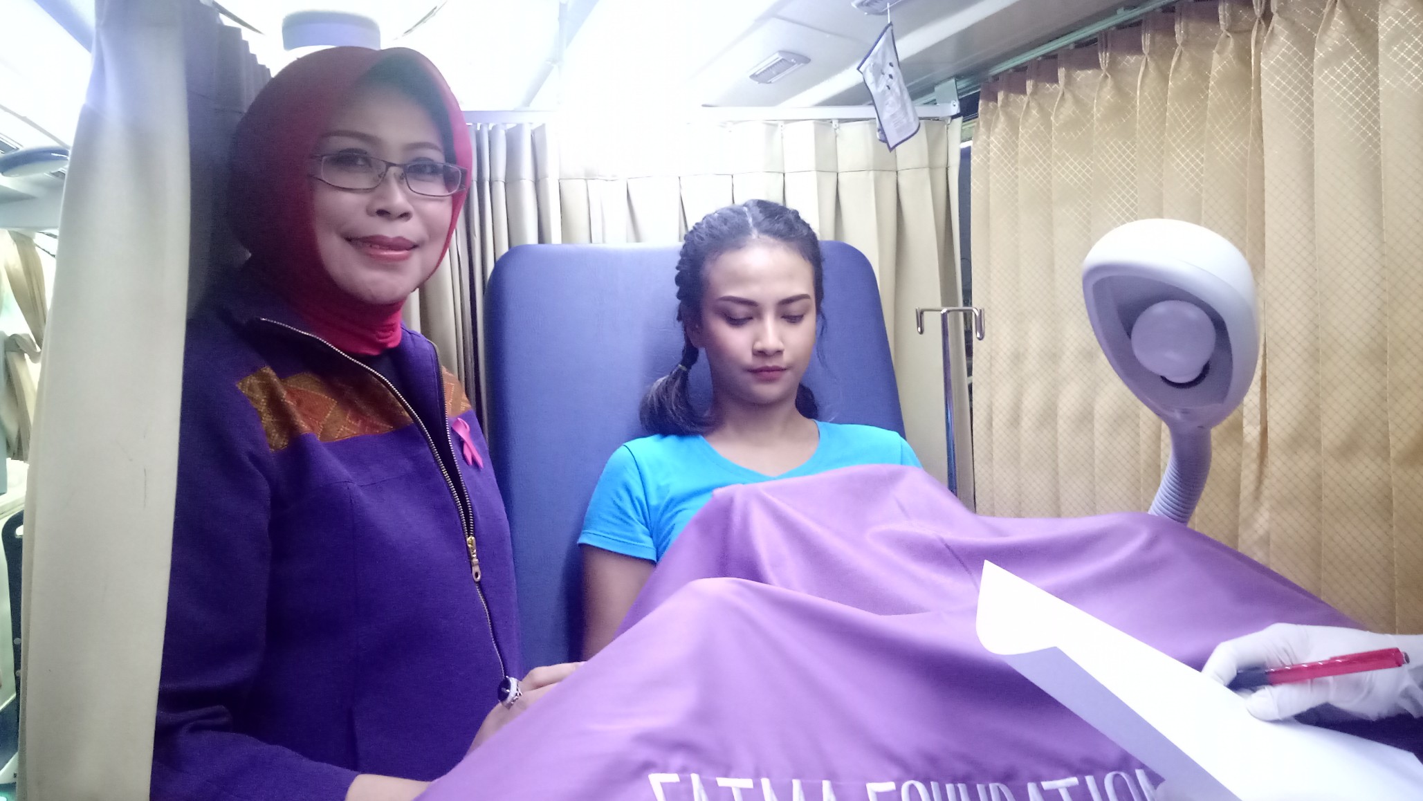 Vanessa saat mencoba layanan bus pemeriksaan Fatma Fondation.  (Foto: Pita/ngopibareng.id)