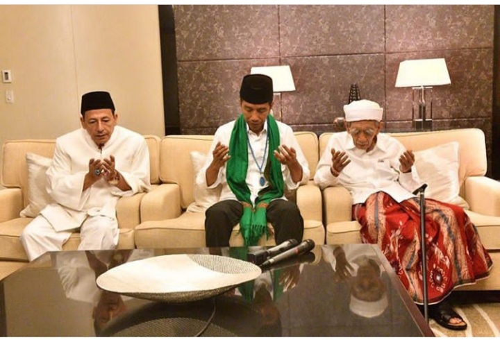 Calon presiden Joko Widodo bertemu KH Maimoen Zubair dan Habib Luthfi bin Yahya sebelum menghadiri Rapat Umum Rakyat di Gelora Bung Karno, Jakarta, Sabtu 13 April 2019 sore. (Foto: tim Jkw for ngopibareng.id)