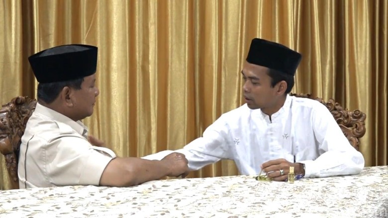 Prabowo Subianto, juga menerima kenangan dari Ustad Abdul Somad. (Foto: asm/ngopibareng.id)