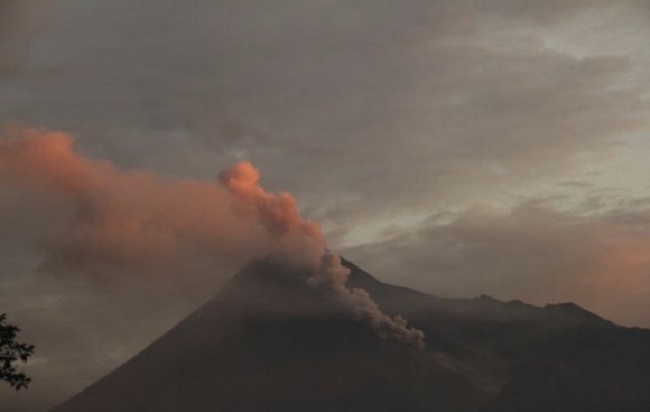 Arsip Gunung Merapi menyemburkan awan panas terlihat dari Sleman, DI Yogyakarta, Sabtu, 2 Maret 2019. (Foto: dok/antara)