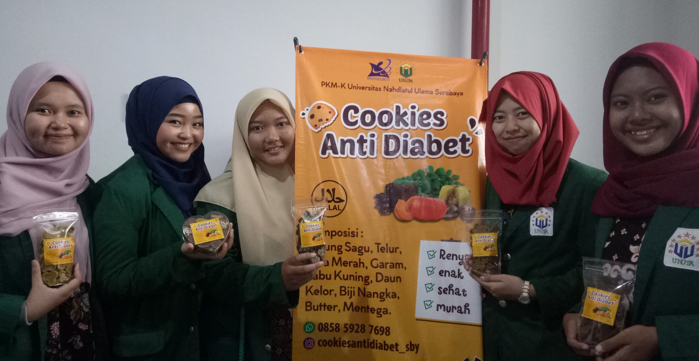 Koordinator tim Kholifatul Kamila dan kawan-kawan menunjukan cookies anti diabet buatannya. (Foto: Pita/ngopibareng.id)