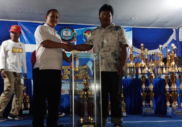 Kepala Sekolah SMA Hang Tuah 1 Surabaya menyerahkan Tropy Bergilir dari Menteri Pemuda dan Olah Raga RI kepada  Juara Umum tingkat SMP di ajang LKBB PARADE 2019.