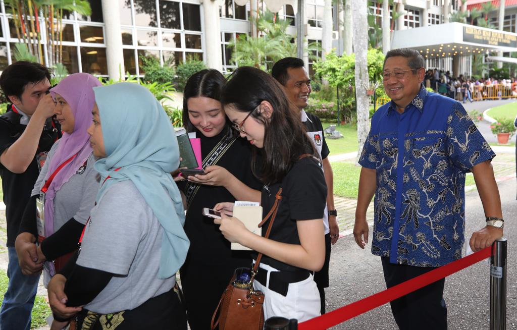 Susilo Bambang Yudhoyono (SBY) rela antren sebelum mencoblos di Kedubes RI di Singapura. (Foto: Anung Anindito for ngopibareng.id)