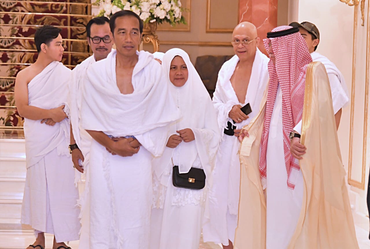 Presiden Jokowi dan Ibu Negara Iriana dengan pakaian umrah bersiap ke Makkah. (Foto Biro Pers Setpres)