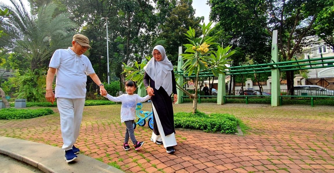 Calon Wakil Presiden K.H Ma’ruf Amin bersama cucu dan istri bermain di sebuah taman dekat rumahnya di kawasan Menteng, Jakarta. (Foto: istimewa)