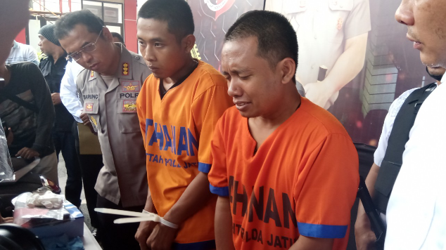 Tersangka kasus mutilasi Budi Hartanto, Senin, 15 April 2019. (Foto: Farid/ngopibareng.id) 