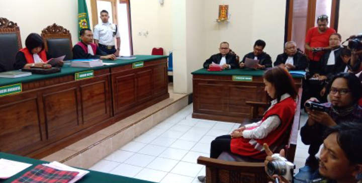 Sidang kasus prostitusi online, di Pengadilan Negeri Surabaya. (Foto: Farid/ngopibareng.id) 