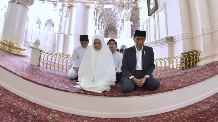 Presiden Jokowi dan keluarga saat ziarah ke Makam Nabi di Masjid Nabawi. (Foto: setpres)