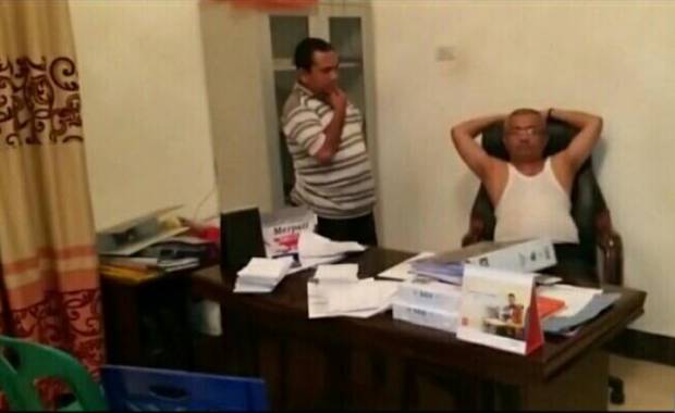 Wakil Bupati Kabupaten Paluta Hariro Harahap (kanan duduk) saat ditangkap anggota Polres Tapsel dalam operasi tangkap tangan (OTT) dengan bukti amplop di rumahnya. (Foto: Ant)