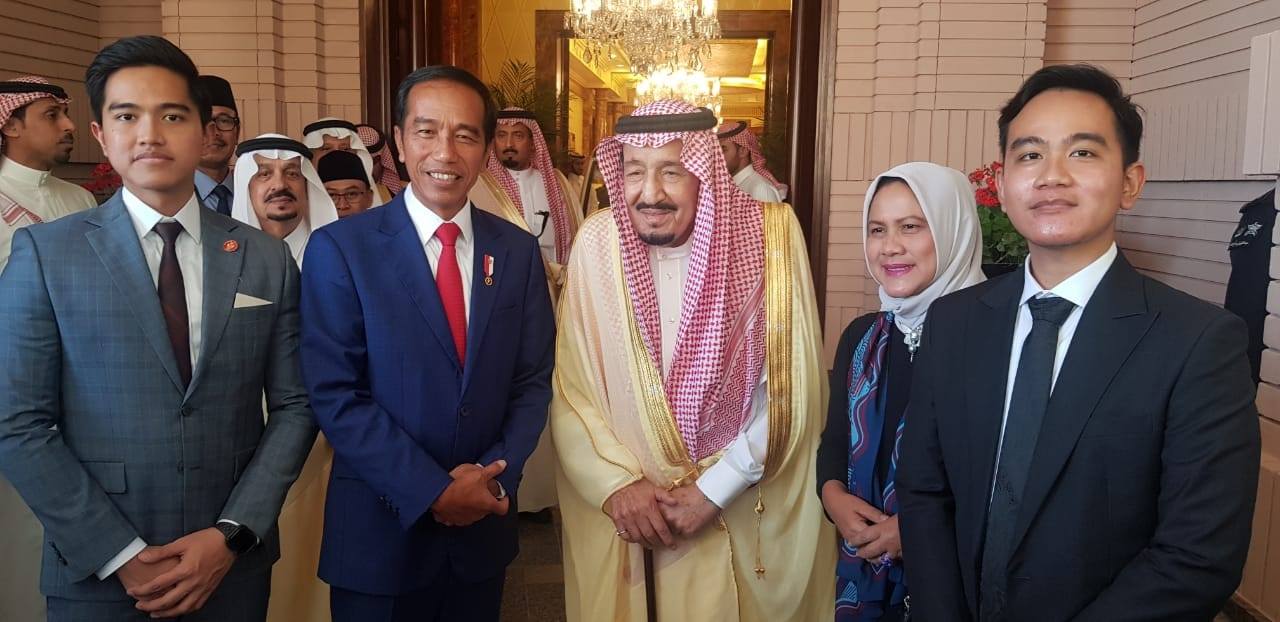 Presiden Joko Widodo bersama keluarga disambut Raja Salman. (Foto: setneg for ngopibareng.id)