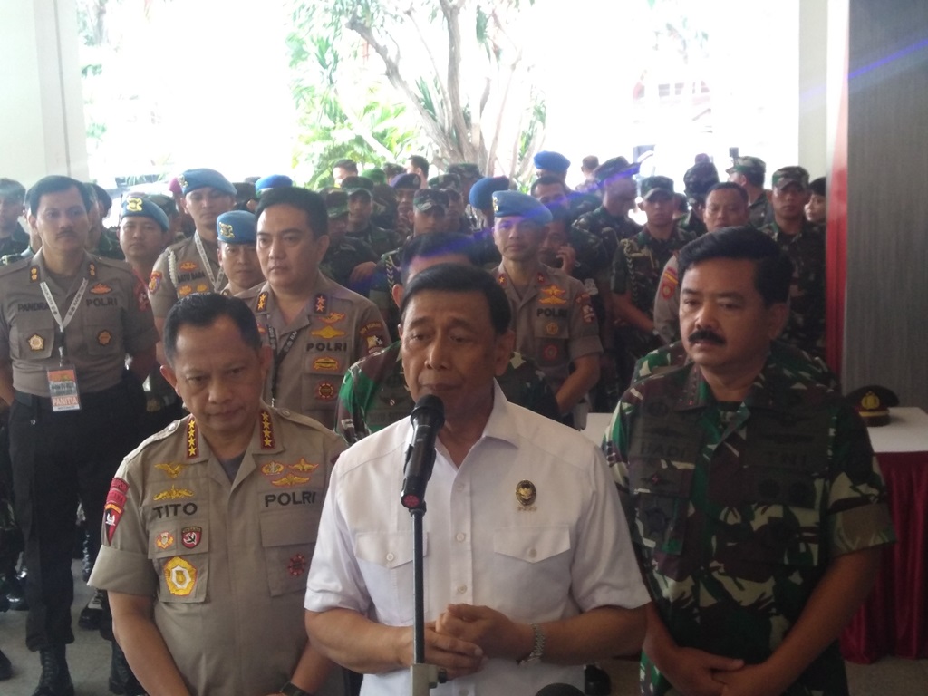 Menko Polhukam Wiranto (tengah) didampingi Kapolri Jenderal Tito Karnavian (kiri) dan Panglima Hadi Tjahjanto (kanan) usai membuka rapim pengamanan pemilu 2019. (Foto: Istimewa)