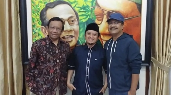 (Dari kiri) Mahfud MD, Ustaz Yusuf Mansur, dan Saifullah Yusuf (Gus Ipul), saat bertemu di kantor Mahfud MD, Senin 15 April 2019 malam. (Foto: istimewa)