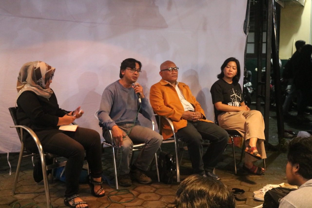 Produser Sexy Killers (nomor dua dari kiri) dalam acara diskusi film di Malang. (Foto: Fajar.ngopibareng.id)