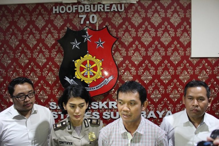 (Dua dari kanan) Kasatreskrim Polrestabes Surabaya AKBP Sudamiran. (Foto: Istimewa) 