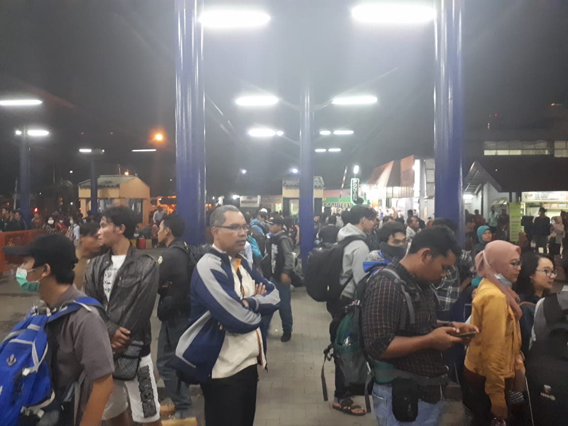 Ribuan penumpang keleleran menunggu kedatangan bus di Terminal Purabaya, Bungurasih, Sidoarjo, Selasa, 16 April 2019. Mereka hendak pulang kampung untuk mencoblos di Pemilu 2019. (Foto: Alief/ngopibareng.id)