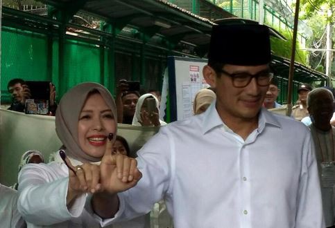 Sandiaga Uno dan istri, Nur Asia, tunjukkan jari kelingking bertinta biru, tanda mereka sudah nyoblos di TPS 02 Kelurahan Selong, Kebayoran Baru, Jakarta Selatan, Rabu 17 April 2019.