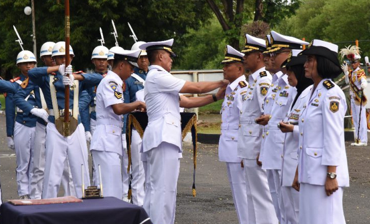 Komandan Resimen Akademi Angkatan Laut (AAL) Kolonel Laut (P) Isswarto saat menyematkan tanda pangkat dan jabatan  pada Upacara Serah Terima Jabatan (Sertijab) Komandan Batalyon (Danyon) I, Danyon III dan Danyon IV Resimen AAL