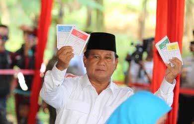 Capres 02, Prabowo Subianto memberikan suaranya di TPS 041 Kampung Curug RT 02 RW 09, Desa Bojong Koneng, Kecamatan Babakan Madang, Kabupaten Bogor, Jawa Barat. (Foto:BeritaSatu)