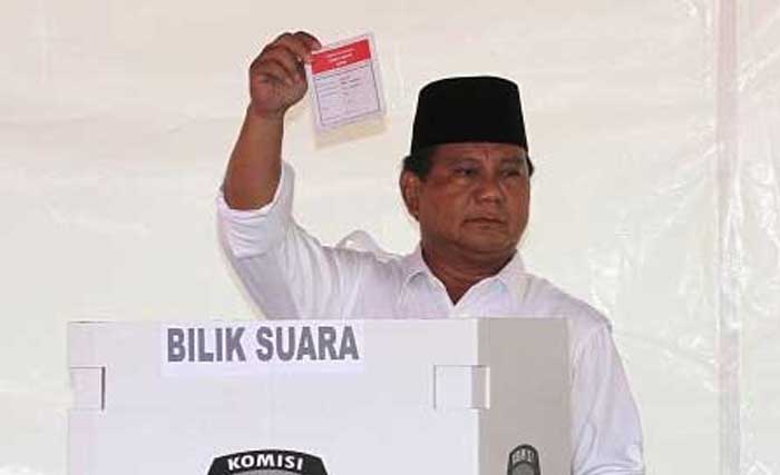 Prabowo memberikan hak suaranya di Tempat Pemungutan Suara (TPS) 041, Bogor, Rabu. (Foto:Inilah)