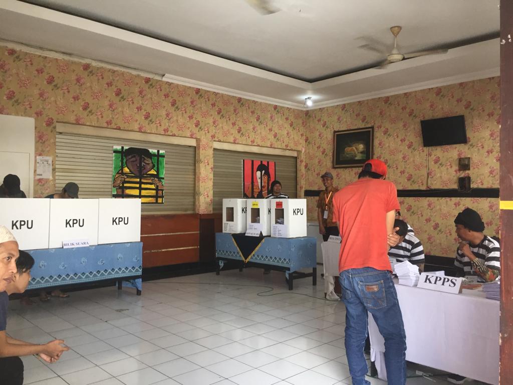 Suasana pemungutan suara di TPS 31, Rutan Klas I Surabaya, Medaeng, Sidoarjo, Rabu 17 April 2019. (Foto: Farid/ngopibareng.id) 