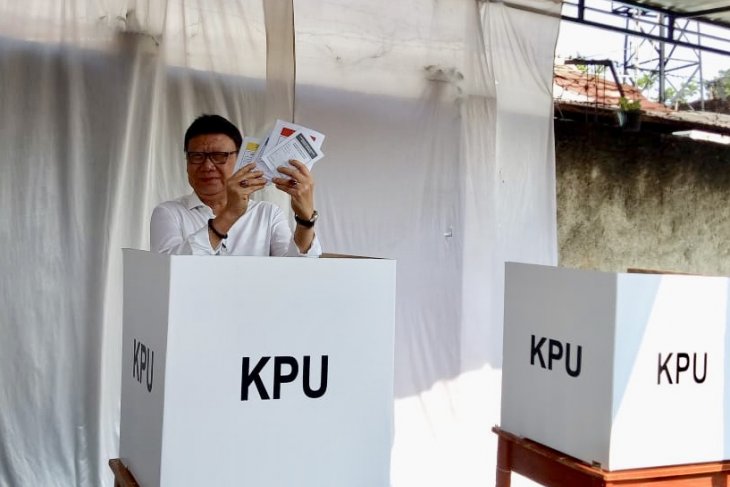 Mendagri Tjahjo Kumolo saat menggunakan hak pilihnya, Rabu, 17 April 2019. (Foto: dok/antara)