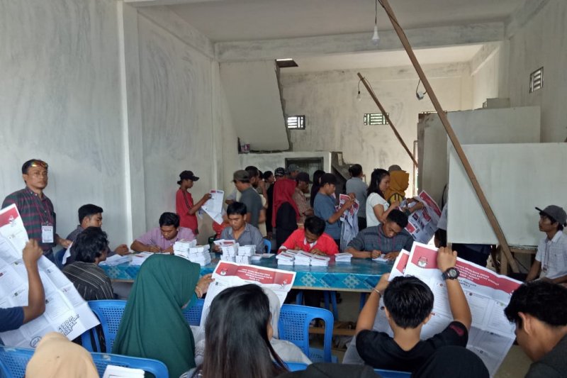 Warga antusias mengikuti pemilu di TPS 12, RT 10 Jalan Irigasi, Kelurahan Pasar Sentral Timika, Rabu 17 April. (Foto: Antara/Evarianus Supar)
