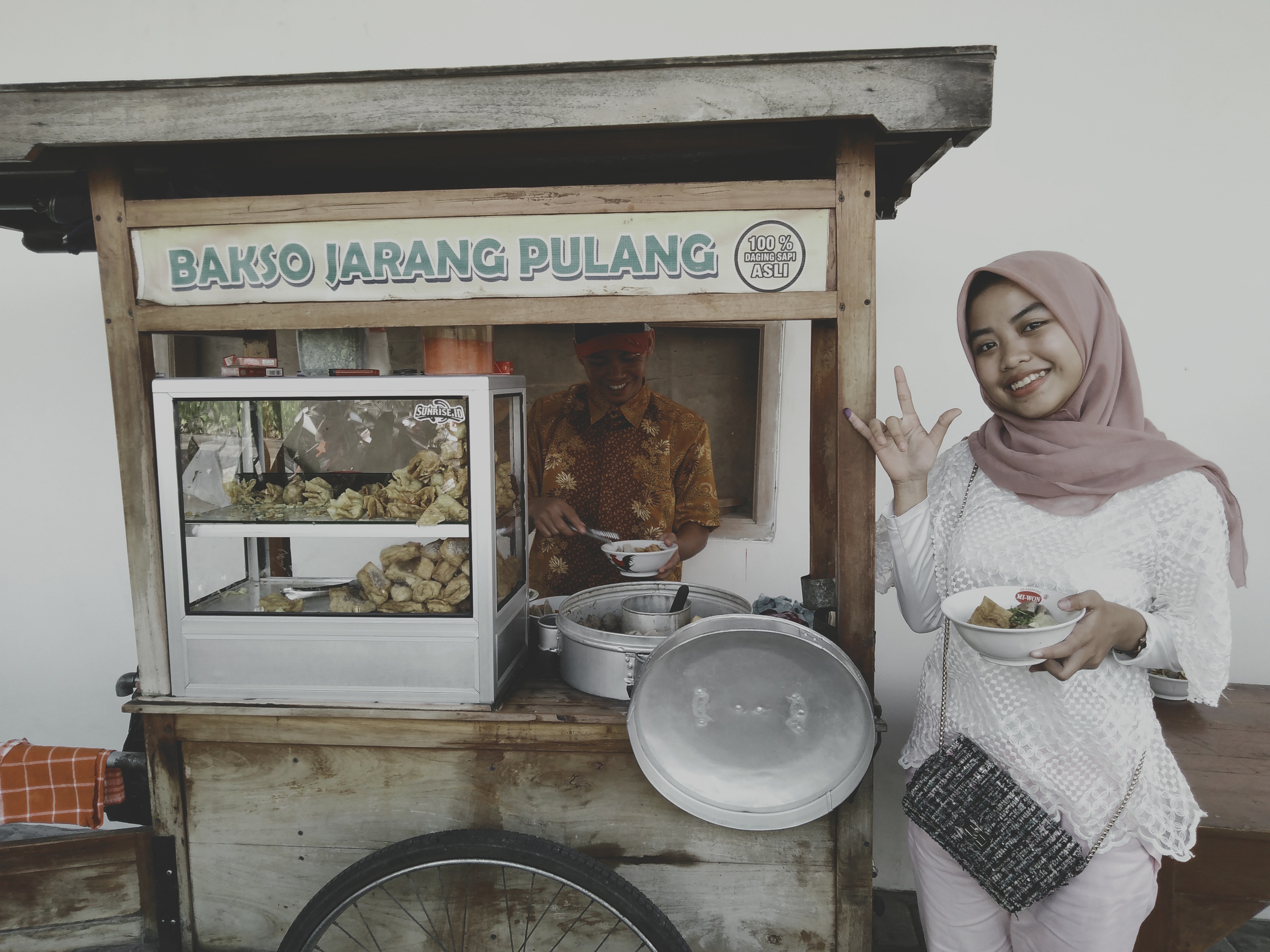 Warga Malang sukacita menerima bakso gratis di TPS, syaratnya nyoblos dulu. (Foto: Fajat/ngopibareng.id)