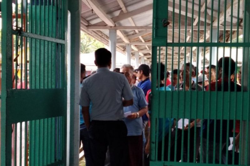 Warga binaan saat mengantre di TPS untuk menyuarakan hak pilihnya di Lapas Klas IIA Jambi, Rabu 17 April 2019. (Foto: Antara/Istimewa)