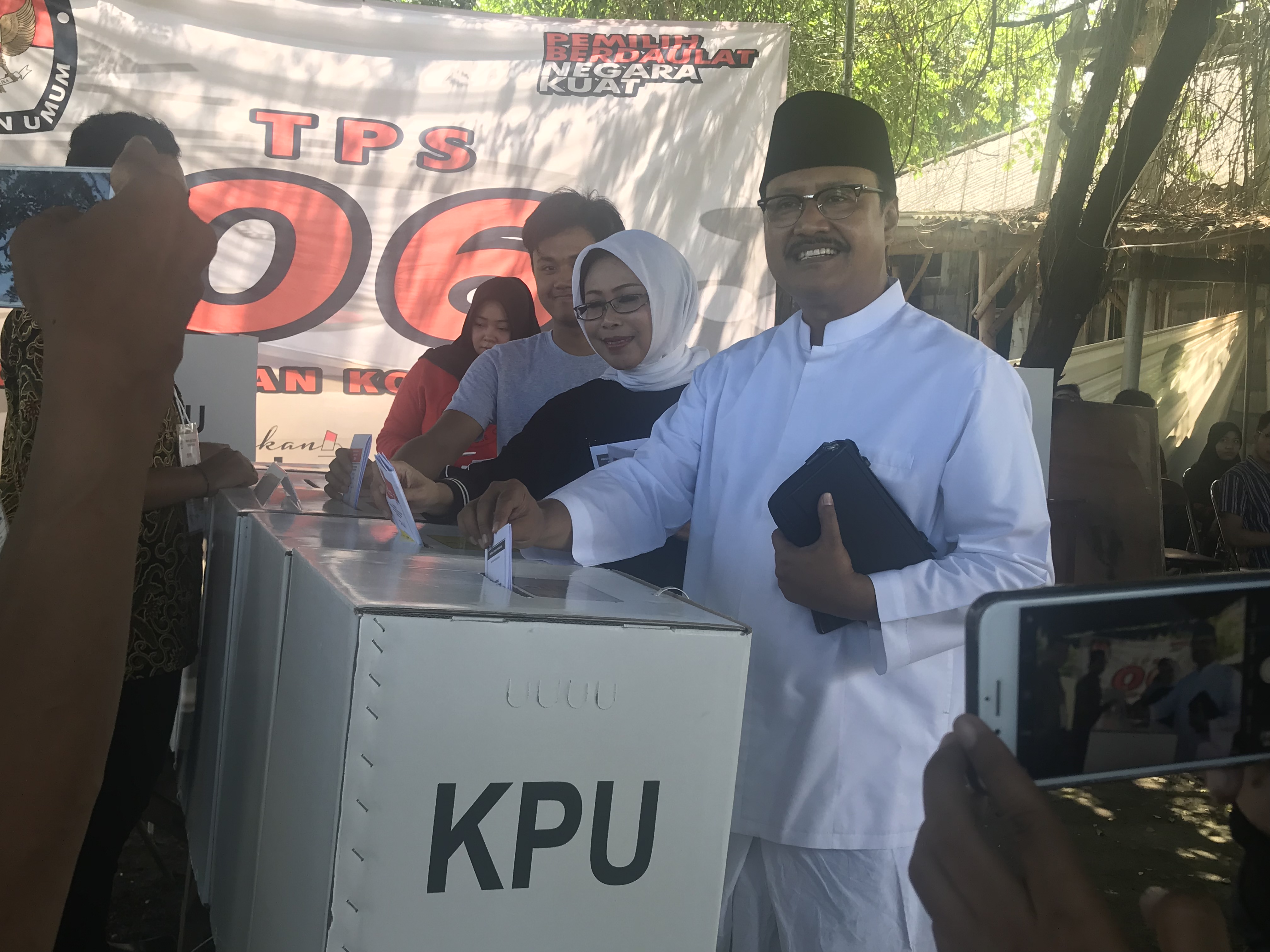 Saifullah Yusuf (Gus Ipul) bersama keluarga usai mencoblos di TPS 06, Gayungan, Surabaya, Rabu, 17 April 2019. (Foto: ngopibareng.id)