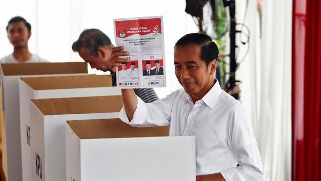 Presiden Joko Widodo menggunakan hak pilihnya pada Pemilu 2019 di Gambir, Jakarta Pusat. (Foto: Reuters/Edgar)