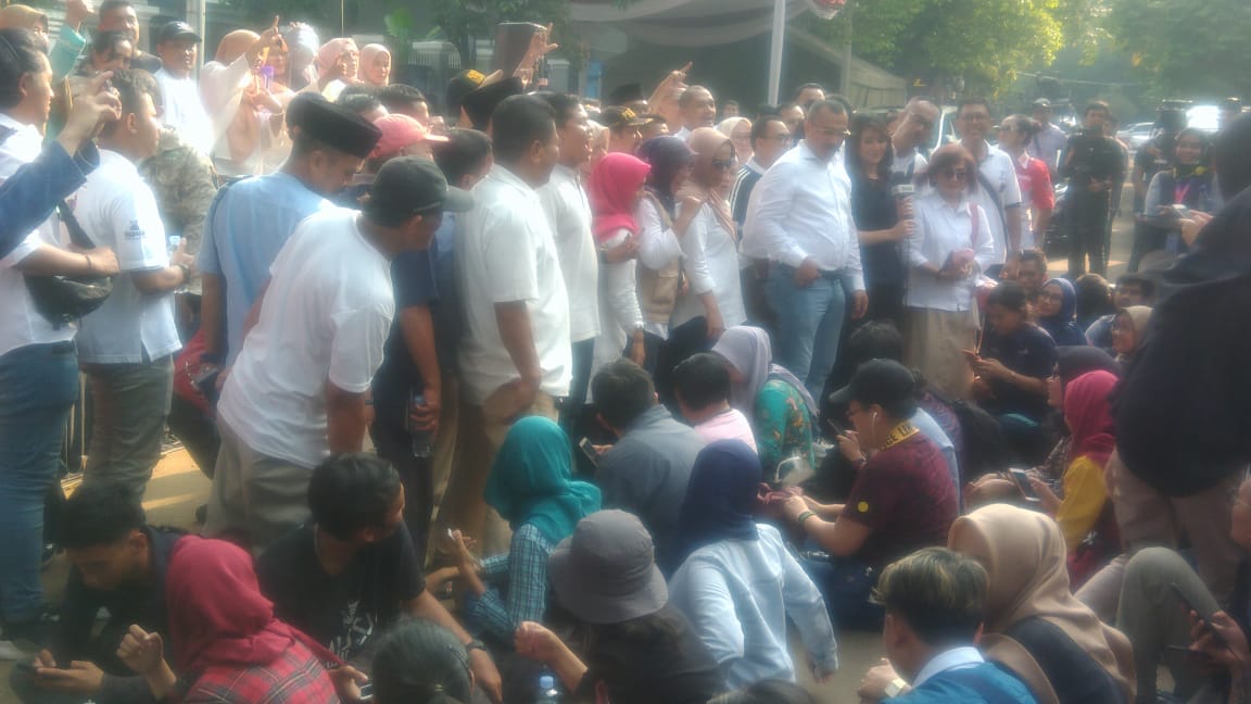Suasana pendukung Prabowo-Sandi yang berdatangan di Jalan Kertanegara. (Foto: Asmanu/ngopibareng.id)
