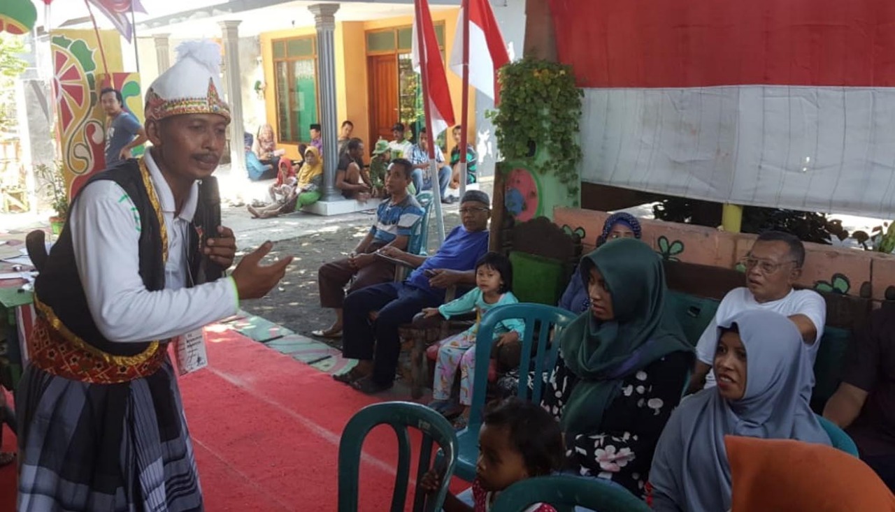 Anggota KPPS berbusana ala wayang orang melayani warga di TPS 02 Wiroborang, Kota Probolinggo. (Foto: Ikhsan/ngopibareng.id)