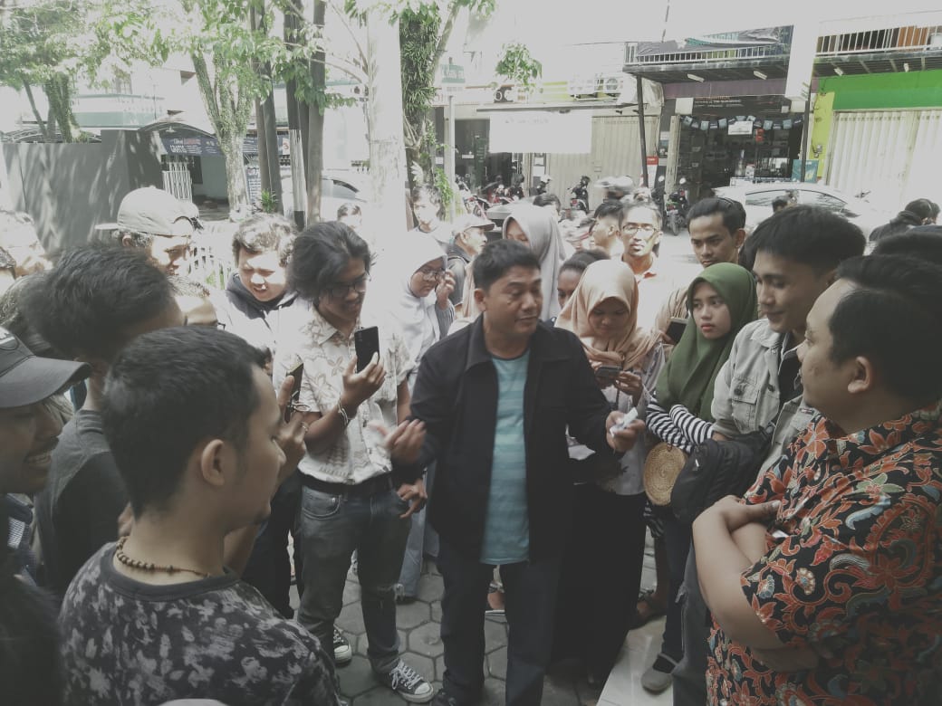 Mahasiswa bersitegang dengan KPU Kota Malang (Foto: Fajar/Ngopibareng.id)