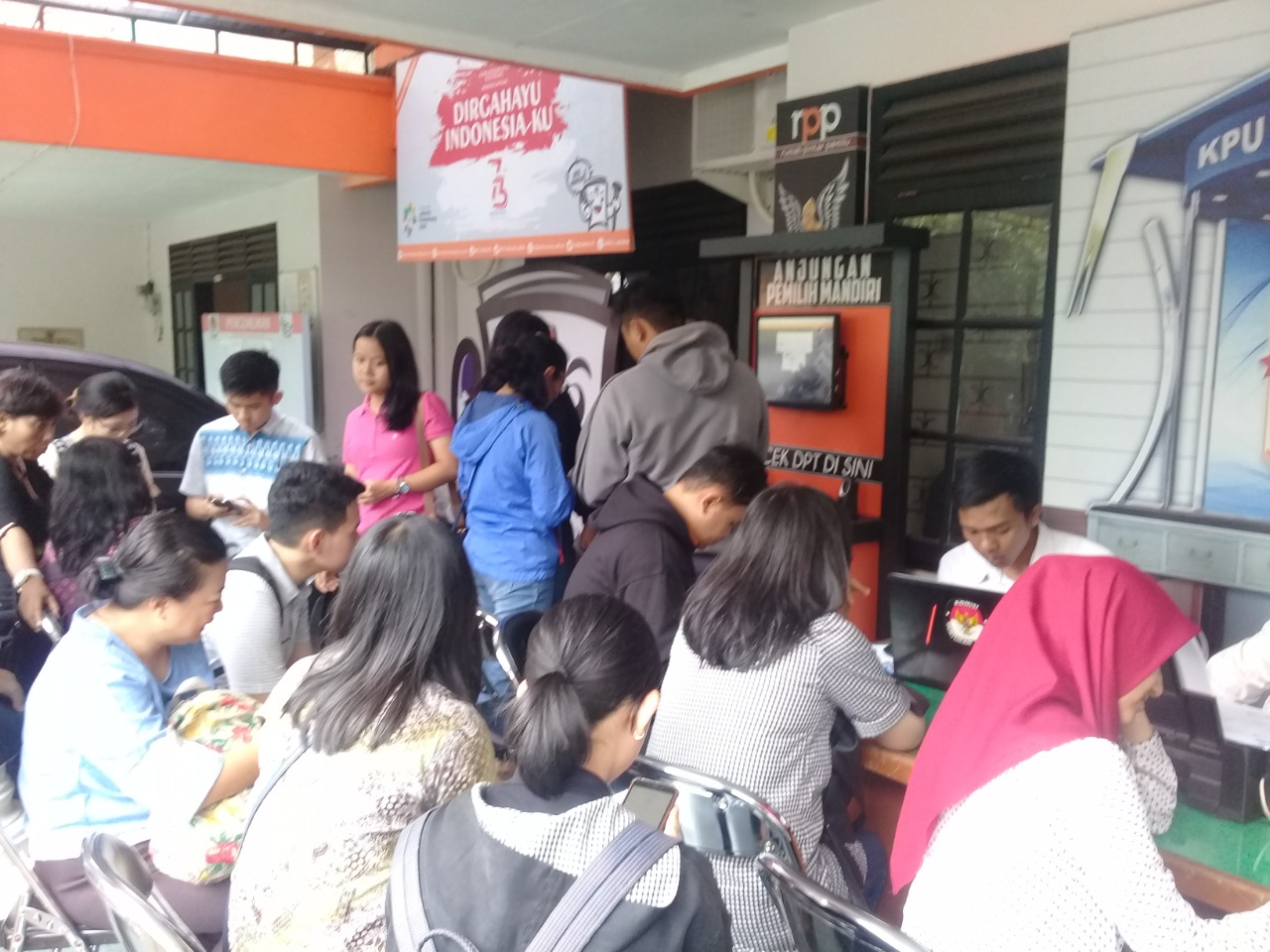 Calon pemilih tambahan di kantor KPU Kota Malang (Foto: 