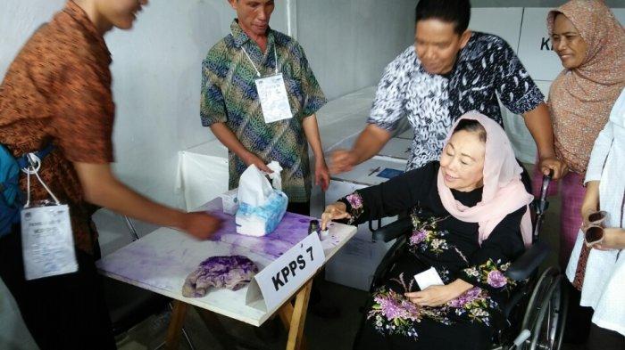 Sinta Nuriyah Wahid, saat menggunakan hak pilihnya. (Foto: kpu for ngopibareng.id)