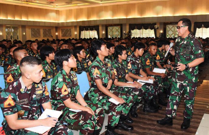 Gubernur Akademi Angkatan Laut (AAL) Laksamana Muda TNI Edi Sucipto, SE., M.M. memberikan kuliah umum kepada taruna/taruni AAL tingkat I, II, III, IV di  Bumimoro Surabaya