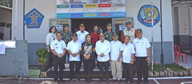 Wakil Bupati Pasuruan Abdul Mujib Imron  dan Kepala Kantor Wilayah Kemenkumham Jatim Susy Susilawati monitoring pelaksanaan Pemilu 2019 di Rutan Bangil, Rabu 17 April 2019.
