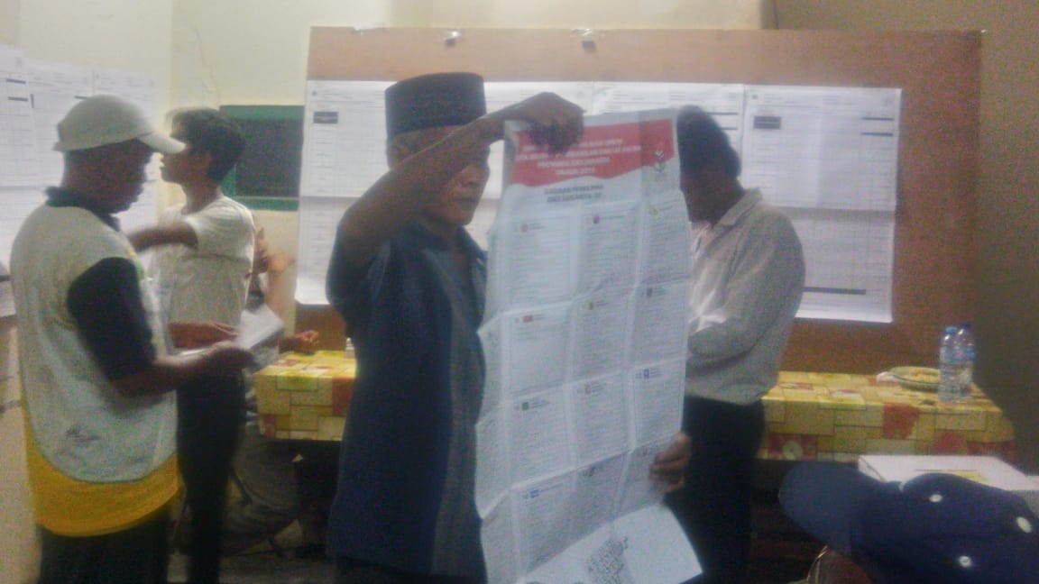 Petugas KPPS memperlihatkan surat suara caleg yang tidak dicoblos saat penghitungan suara di sebuah TPS wilayah Jakarta Barat. ( Foto: Asmanu/ngopibareng.id)