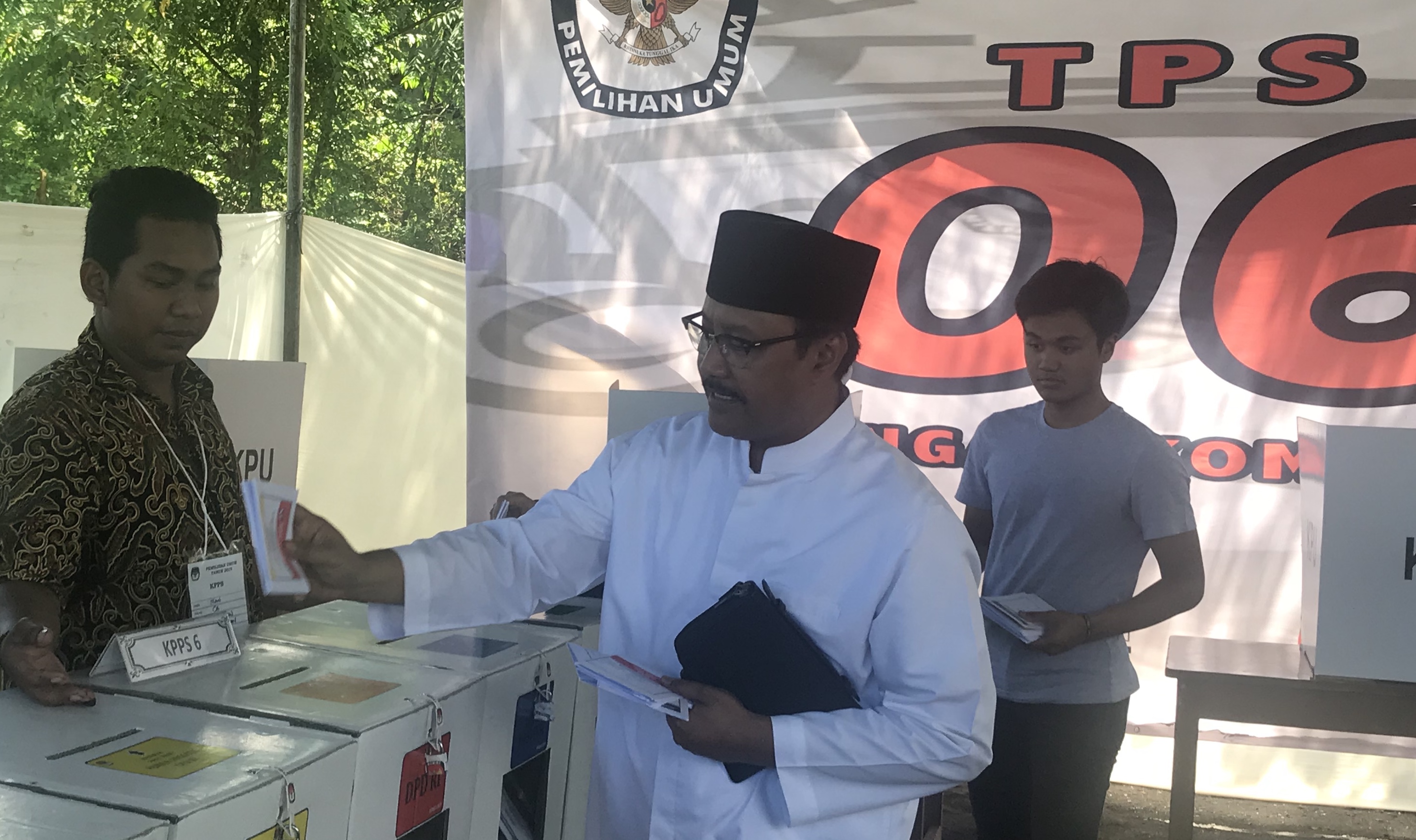 Ketua PBNU Saifullah Yusuf (Gus Ipul) saat menggunakan hak pilihnya di pemilu 2019. (Foto: dok/ngopibareng.id)