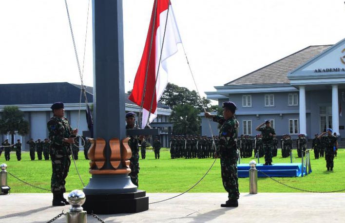 Prosesi pelaksanaan penaikan bendera Sang Merah Putih di apel  17-an yang dilaksanakan di AAL Bumimoro Surabaya