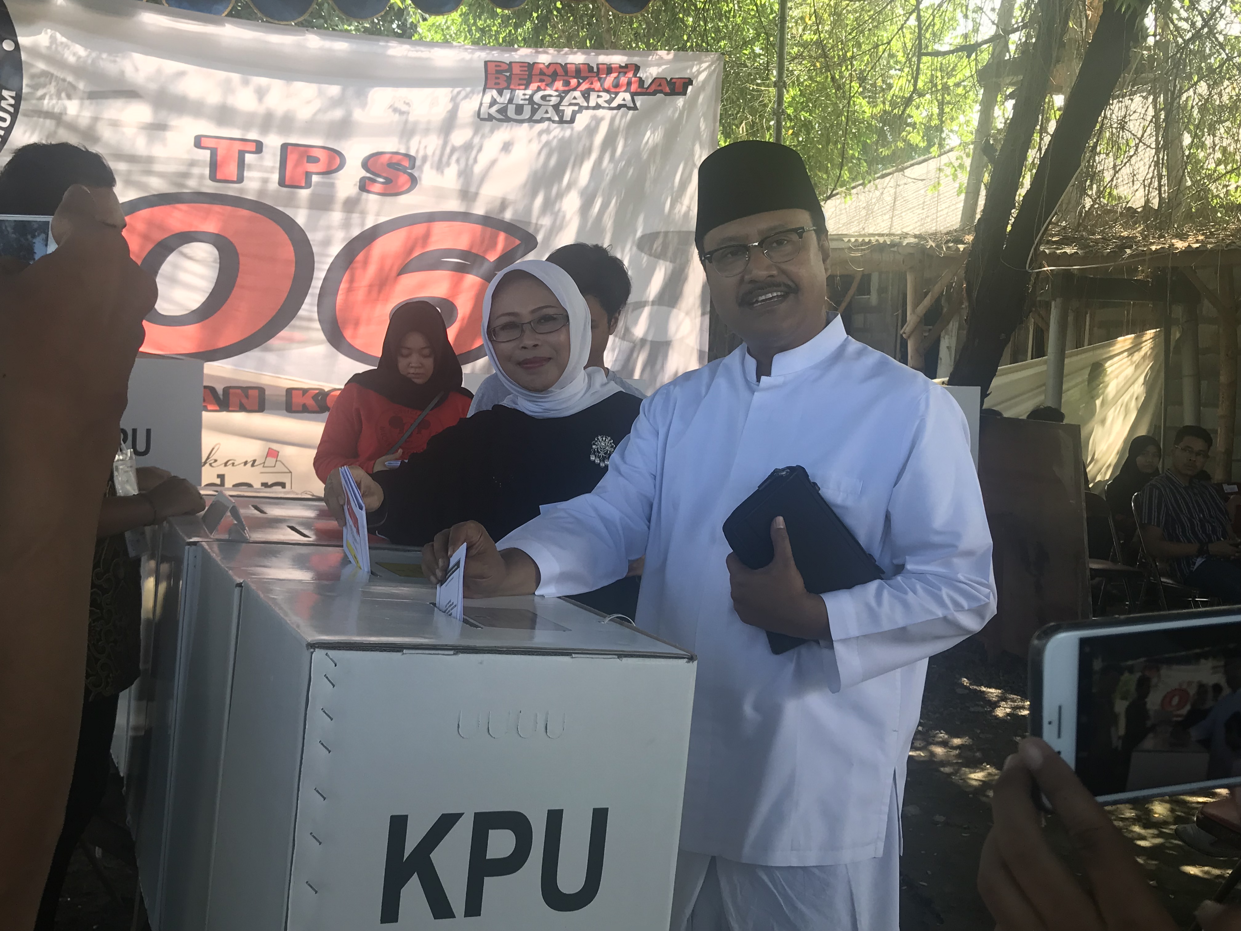 Saifullah Yusuf (Gus Ipul) usai mencoblos di TPS 06, Gayungan, Surabaya, Rabu 17 April 2019. (Foto: dok/ngopibareng)