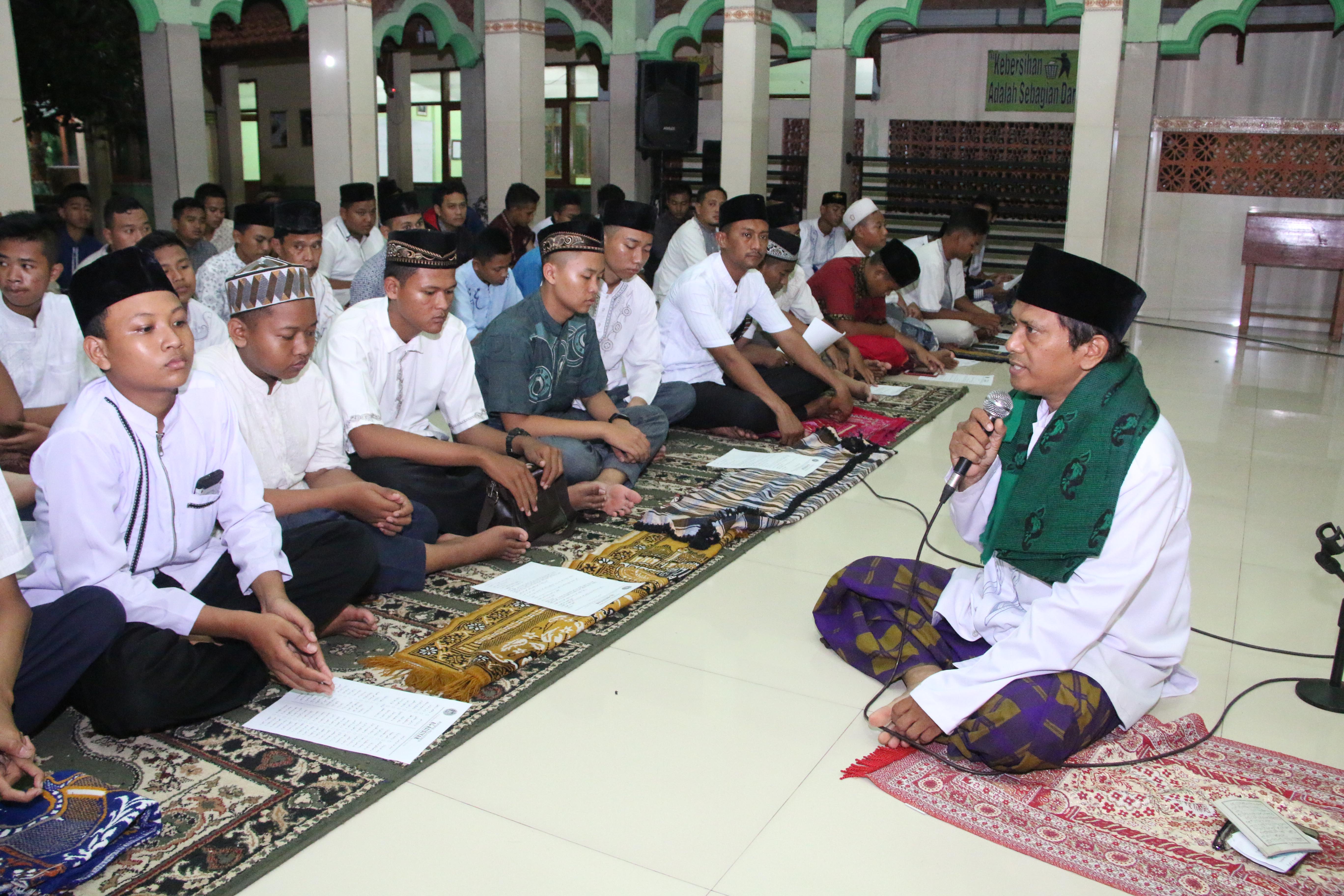 KH Yassin dari Ponpes Al -Azizah Sidoarjo saat memimpin doa bersama dalam istighosah di SMP Hang Tuah 5  Sidoarjo dalam rangka menghadapi UNBK mendatang