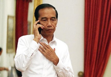Presiden Jokowi saat menerima telepon dari PM Singapura melalui sambungan telepon. (Foto: dtk)