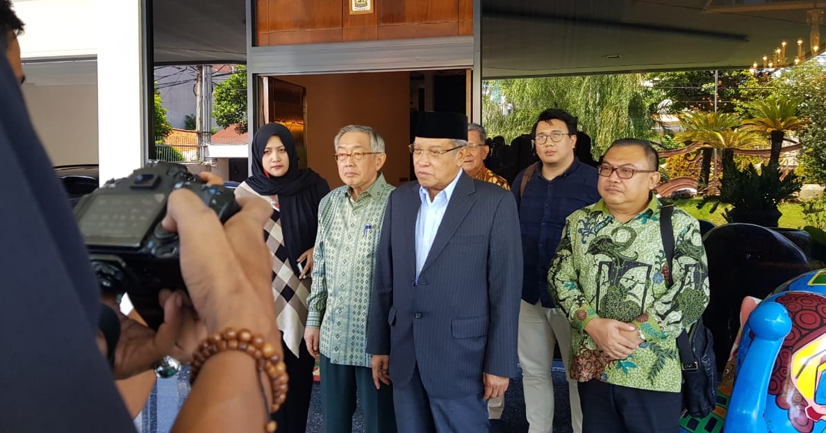 Kiai Said, usai melakukan pertemuan dengan sejumlah tokoh di Surabaya, Jumat 19 April 2019. (Foto: Farid/ngopibareng.id) 