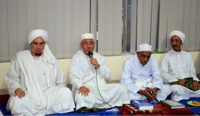 Ketua Umum Rabithah Alawiyah, Habib Zen bin Smith, di antara para habaib. (Foto: dok ngopibareng.id)