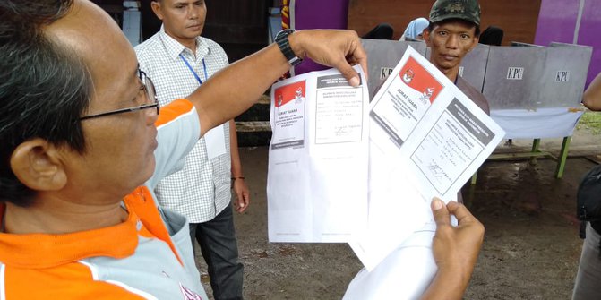 Petugas sedang melakukan hitungan suara di TPS. (Foto: dok ngopibareng.id)