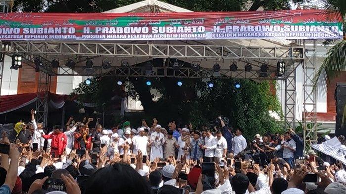Prabowo Subianto bersama Badan Pemenangan Nasional (BPN) dan para pendukungnya menggelar syukuran klaim kemenangan Pemilihan Presiden (Pilpres) 2019-2024, di kediaman Prabowo di Kertanegara, Jakarta, Jumat 19 April 2019.