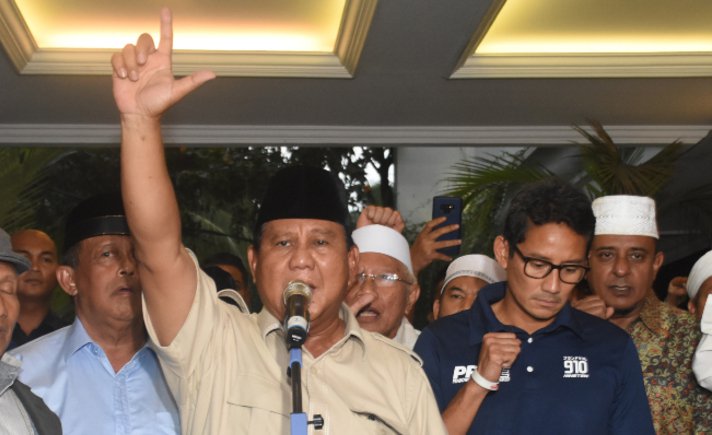 Sandiaga Uno tampak lesu saat mendampingi Prabowo Subianto deklarasi kemenangan Pilpres 2019, Kamis 18 April 2019. Suami Nur Asia itu tengah mengalami gangguan lambung dan radang tenggorokan.