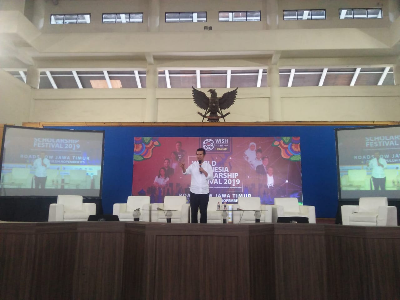 Emil Elistianto Dardak saat diwawancari usai memberikan sambutan dalam acara World Indonesia Scholarship (WISH) Festival 2019 di Graha ITS Surabaya, Sabtu 20 April 2019 (Foto: Istimewa) 