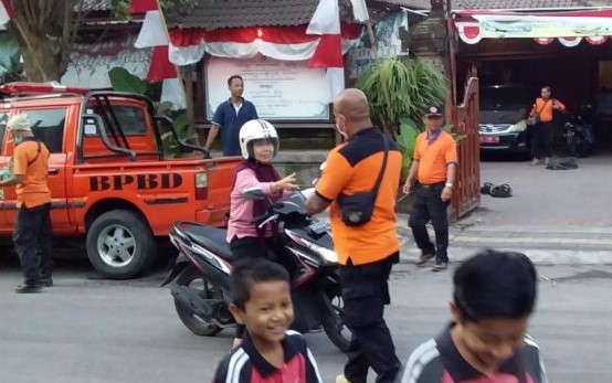 BPBD Denpasar membagikan masker kepada warga. (Foto: Ant)